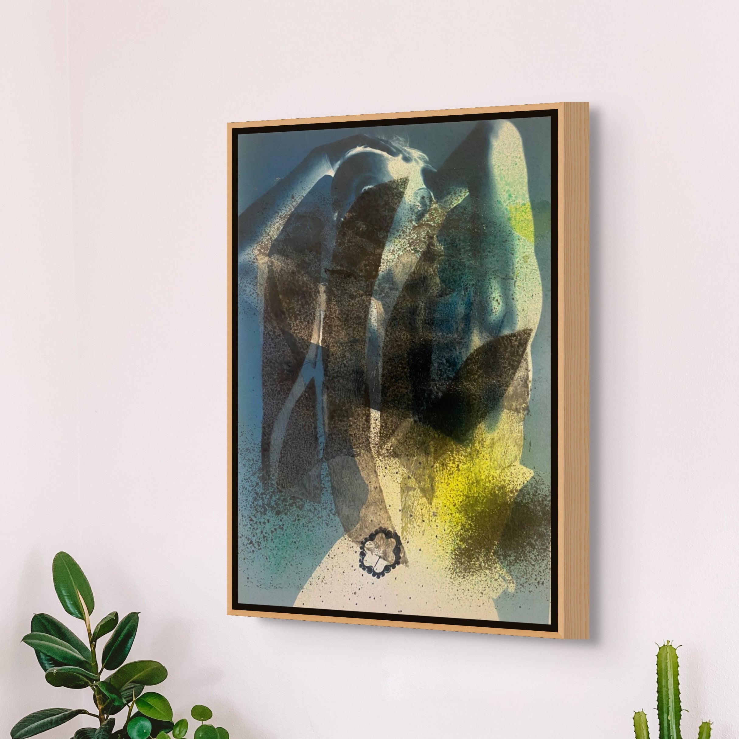 Een blauw, geel en zwart acryl geverfd en handgemaakt kunstwerk met een fotografie portret van een vrouw als ondergrond op een canvas print.