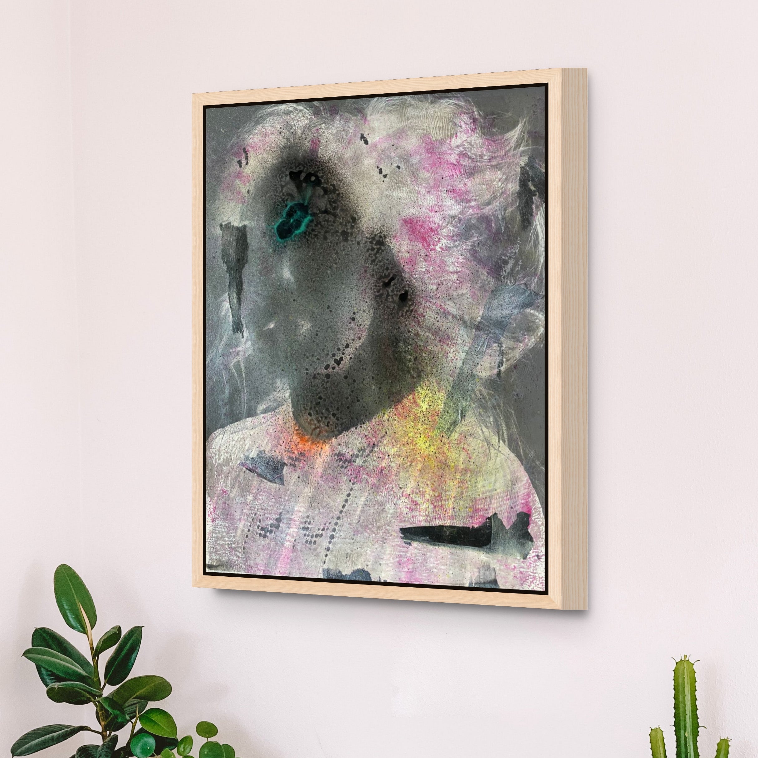 Een zwart, rose geel en groen acryl geverfd kunstwerk met een fotografie portret van een vrouw als ondergrond op canvas.