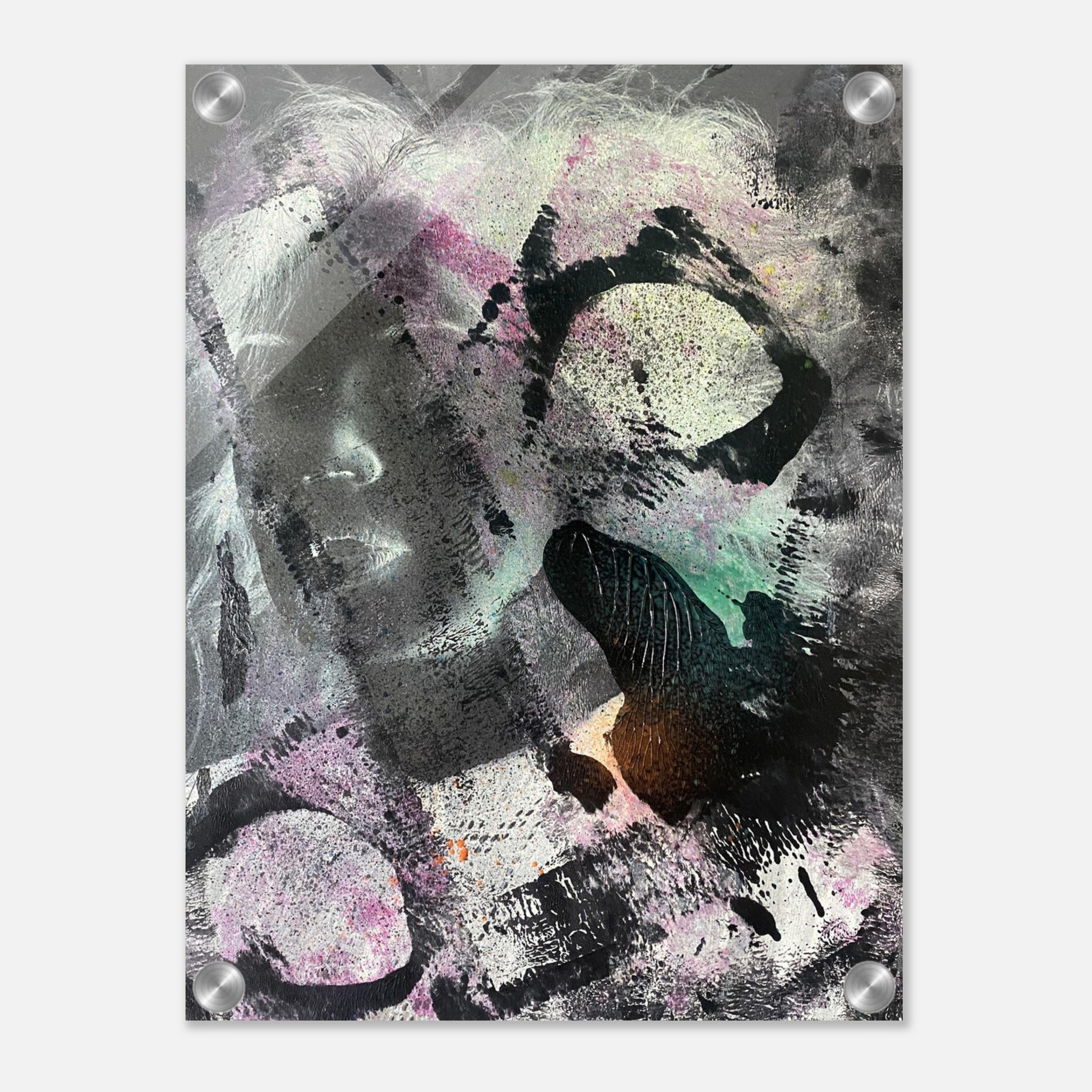 Een zwart en rose en groen acryl geverfd kunstwerk met een fotografie portret van een vrouw als ondergrond op plexiglas of aluminium print.