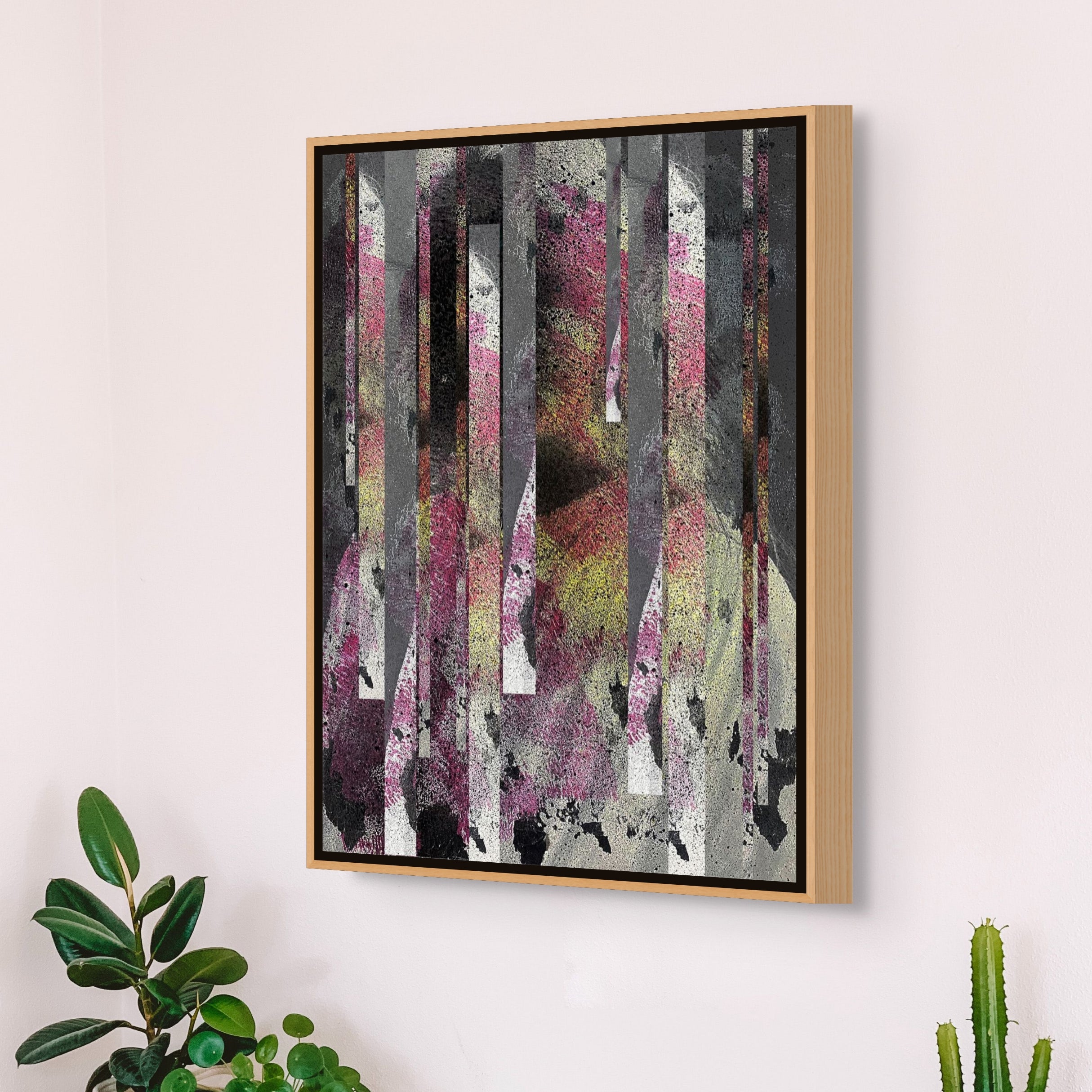 Een zwart en rose en wit acryl geverfd kunstwerk met een fotografie portret van een vrouw als ondergrond op Een zwart, rose geel en groen acryl geverfd kunstwerk met een fotografie portret van een vrouw als ondergrond op canvas.