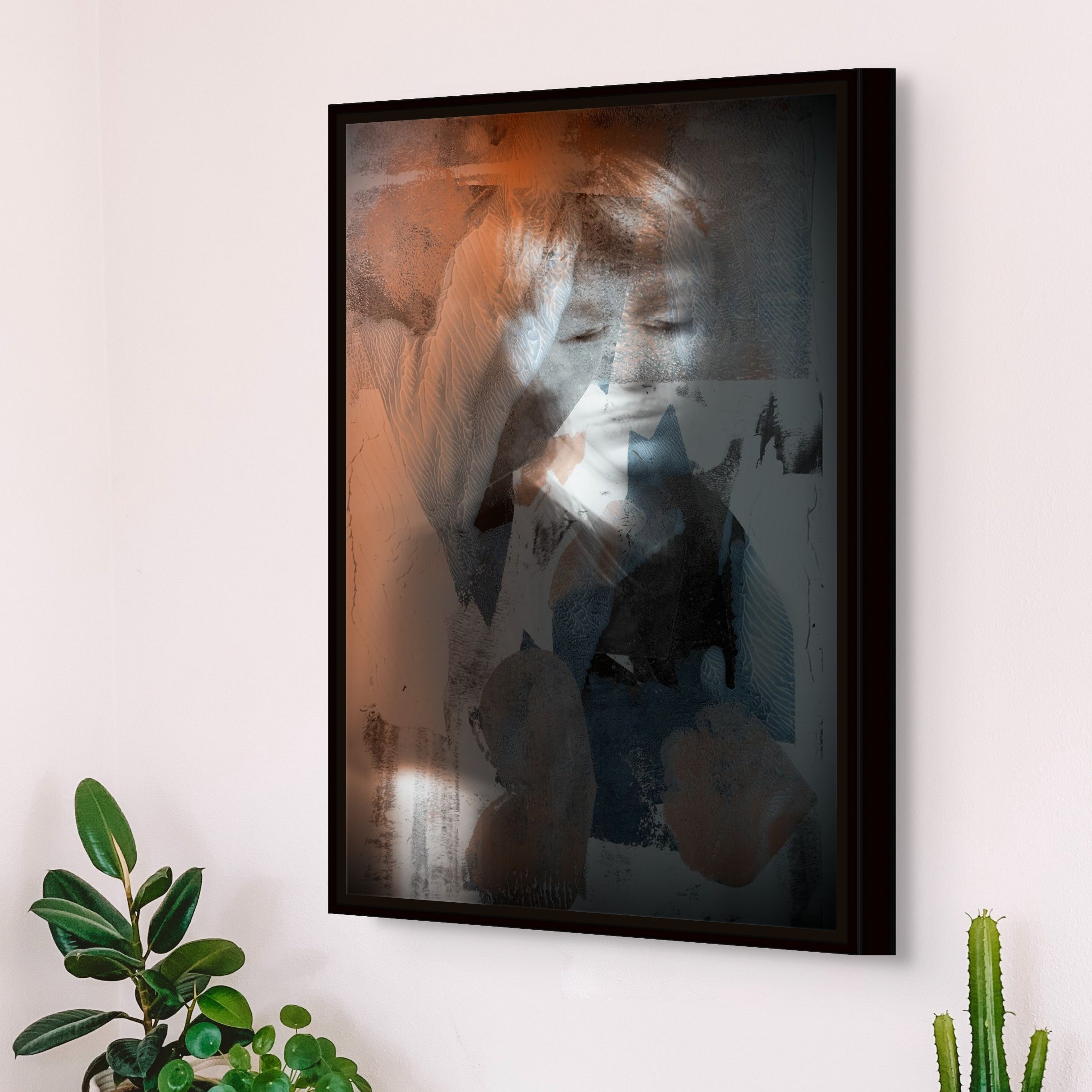 Een zwart, oranje en wit acryl geverfd kunstwerk met een fotografie portret van een jongen als ondergrond op Een zwart, rose geel en groen acryl geverfd kunstwerk met een fotografie portret van een vrouw als ondergrond op canvas.