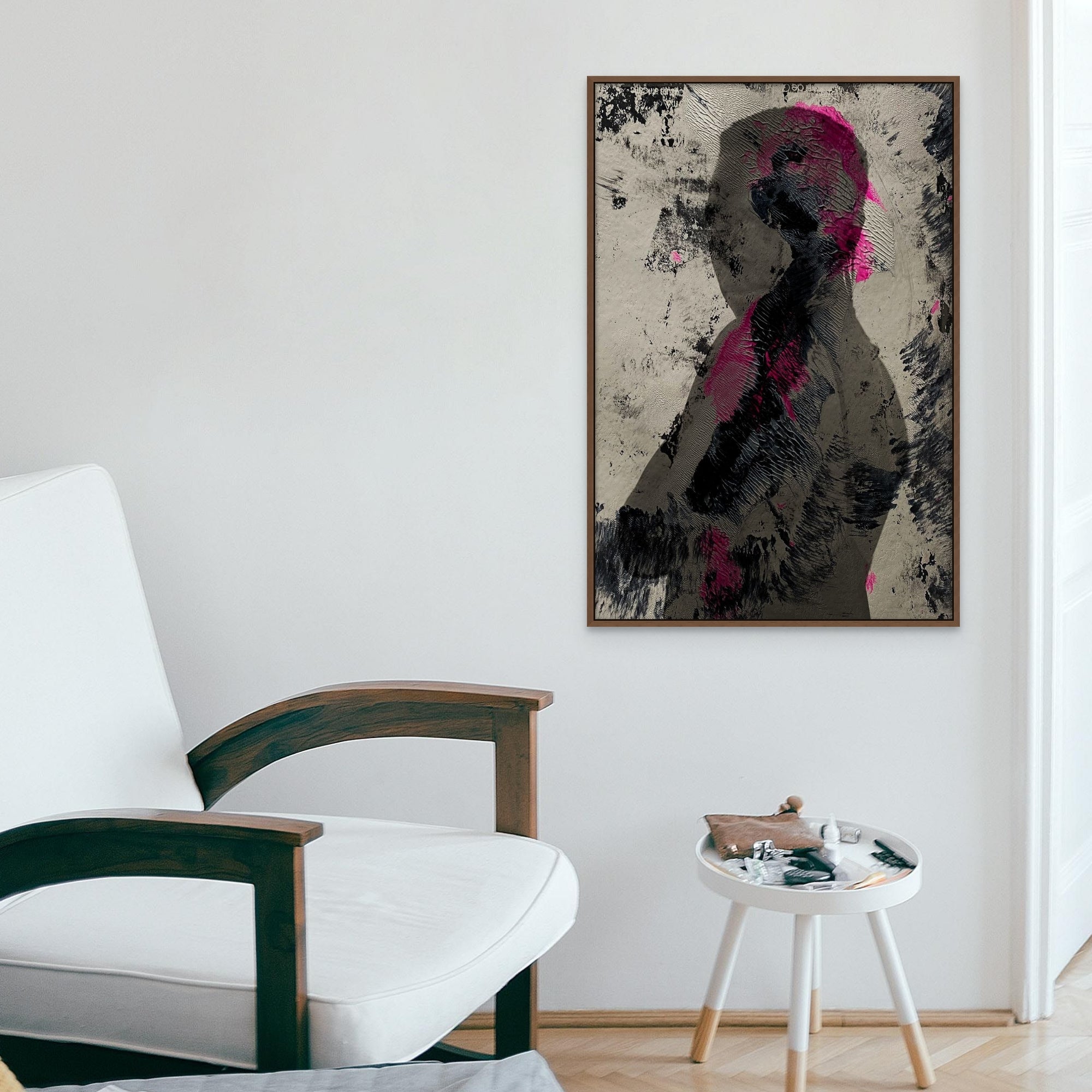 Een rose, zwart en wit en zwart acryl geverfd en handgemaakt kunstwerk met een fotografie portret van een vrouw als ondergrond op plexiglas of aluminium print.