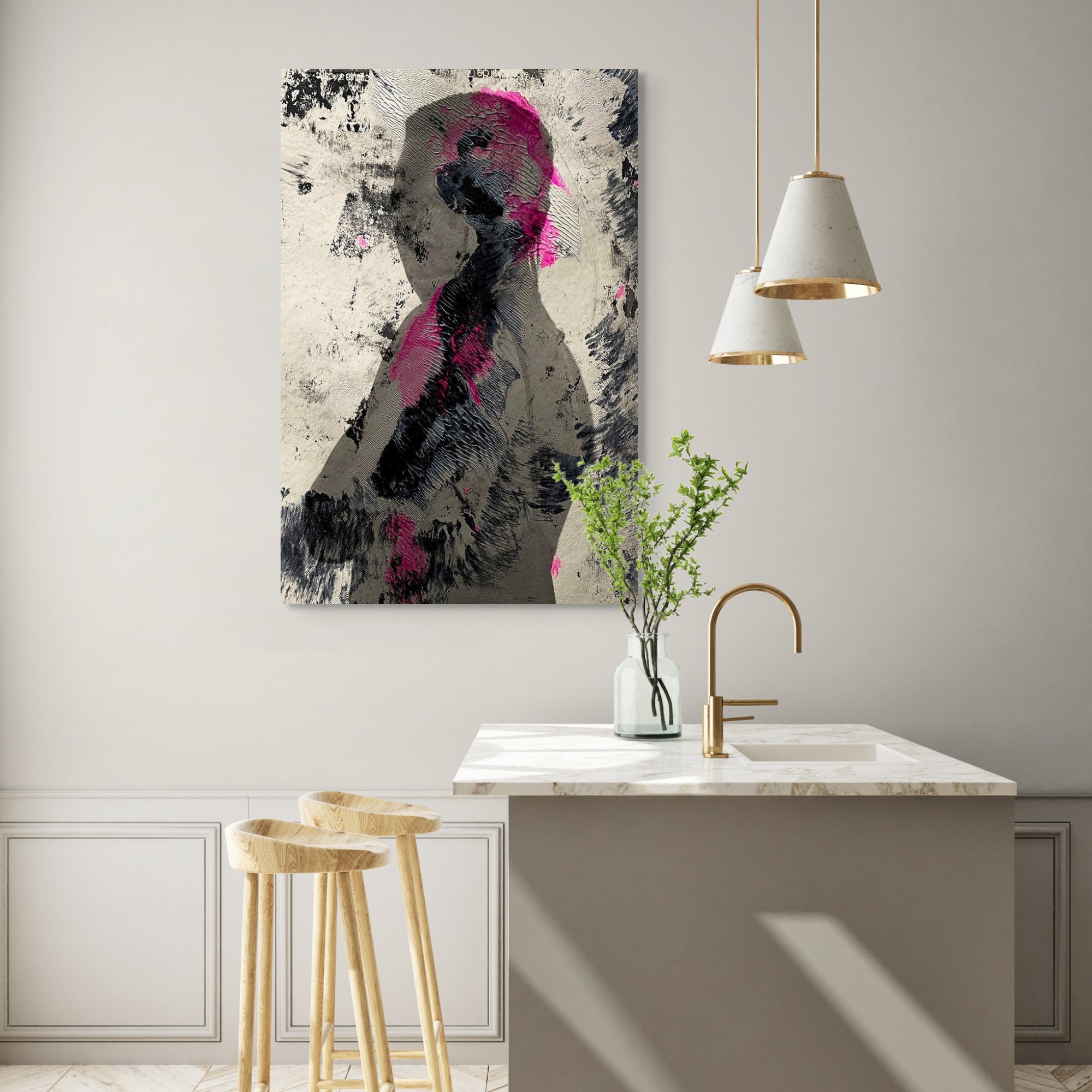 Een rose, zwart en wit en zwart acryl geverfd en handgemaakt kunstwerk met een fotografie portret van een vrouw als ondergrond op plexiglas of aluminium print.