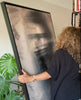 Het ophangen van Girl Faded. Een zwart en wit acryl geverfd kunstwerk met een fotografie portret van een meisje als ondergrond op plexiglas of aluminium print.